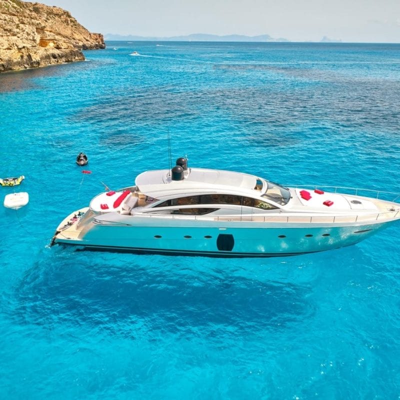 yacht-rental-in-formentera-pershing72-07